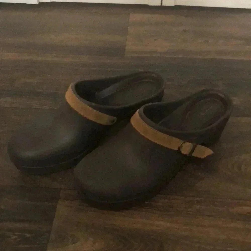 CROCS Women's Sarah Suede Buckle Slip on Mules Clogs  heels Brown Women … - Picture 3 of 10